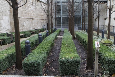 Next to College Des Bernadins (3)