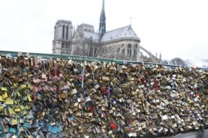 Pont de L-Archeveche-narrowest bridge in Paris (19)
